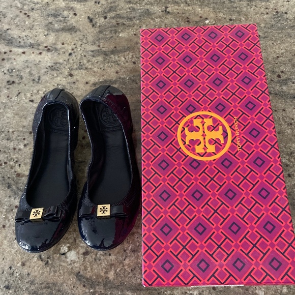 Tory Burch navy patent flats - Picture 1 of 2